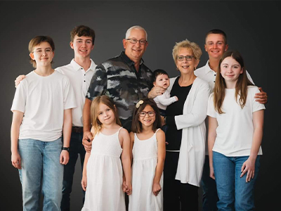 Image of Bob & Vicki Thu and their grandchildren