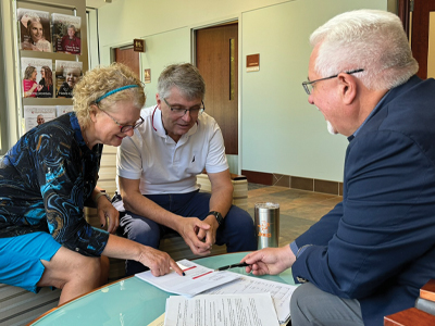 Image of Christine & Tim Burchill meeting with Doug Olson